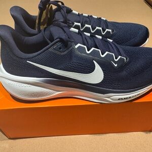 BNWT Nike Air Zoom Pegasus in Navy and white